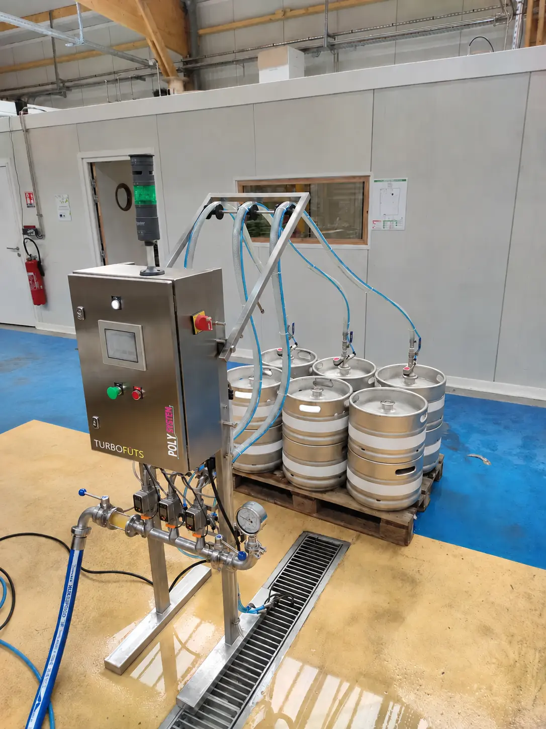 Vue trois-quarts de Turbo Fûts et de ses trois flexibles