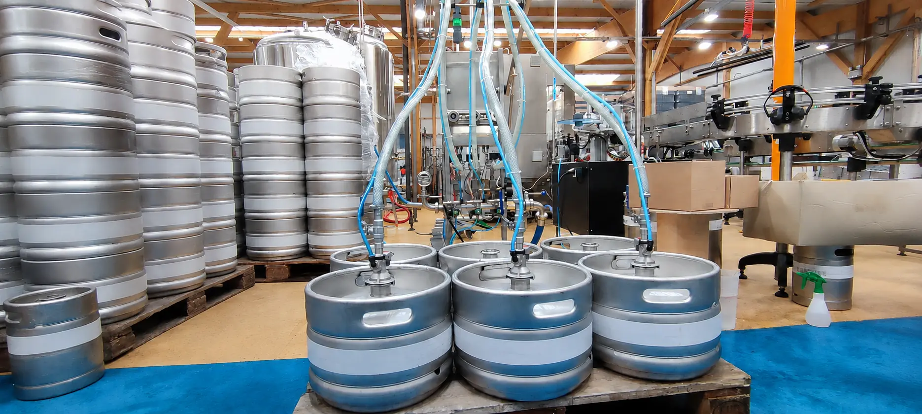 Turbo Fûts raccordée à trois fûts dans un atelier de production